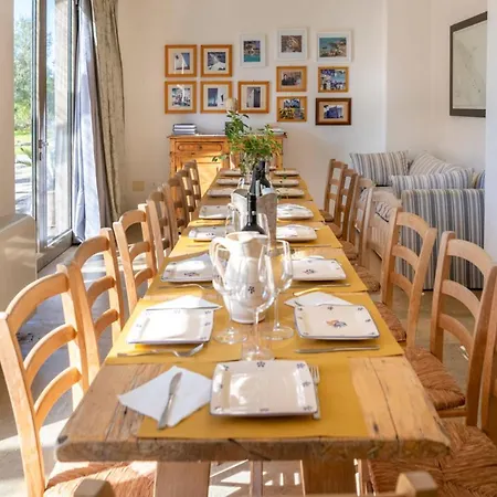 Sleeps 21 With Pool And Air Con